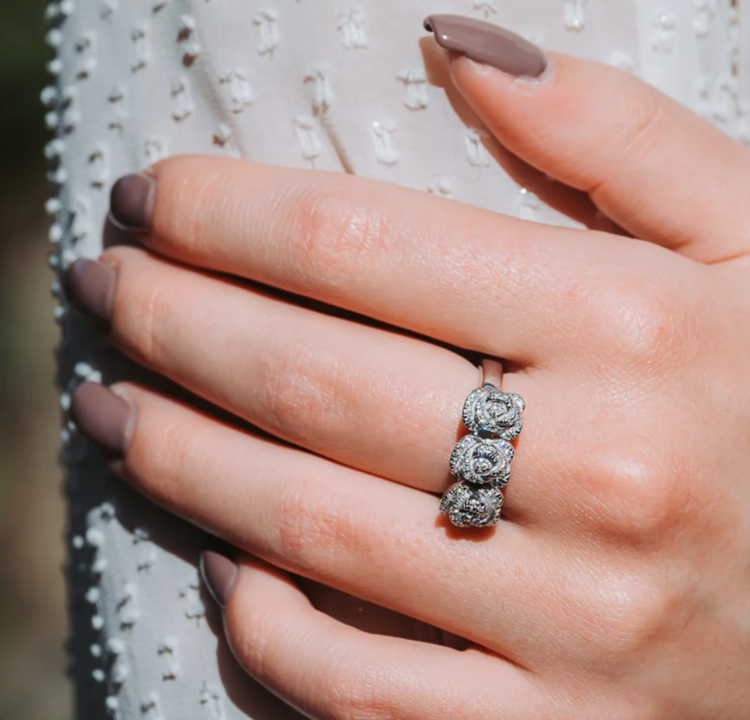 Immagine di Anello Donna Collezione Rose Argento Con Tre Rose E Brillanti Mariacristinasterling | G3847/14